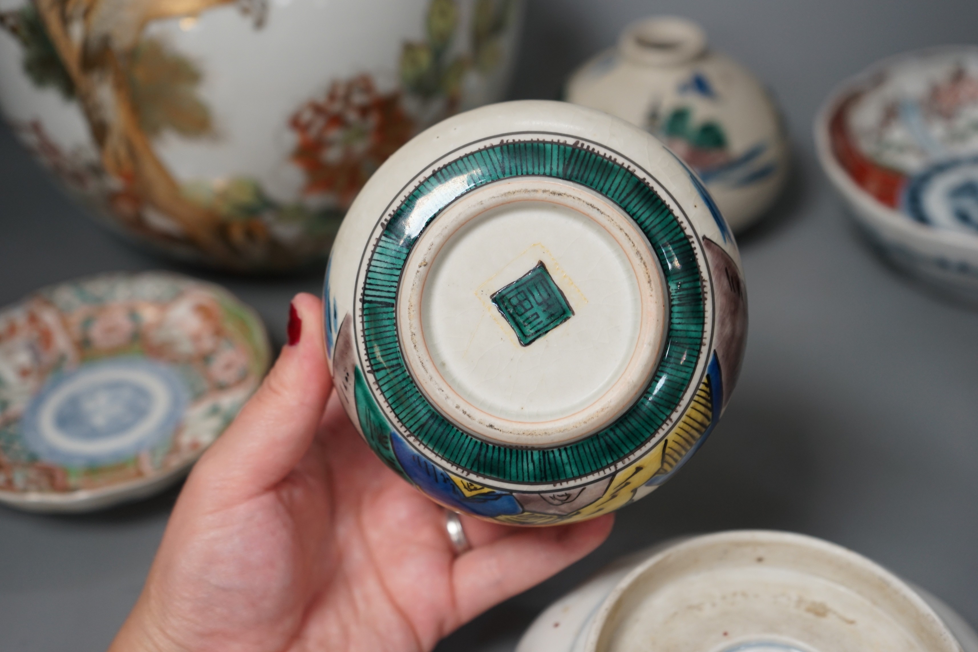 A 20th century Chinese jar and Japanese cearmics, 24cm